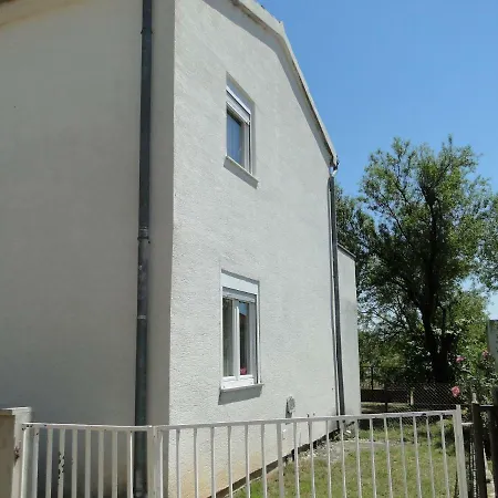 Zagi Apartment *